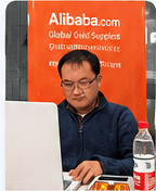 Alibaba.com Global Gold Supplier 배너 앞 부스에서 상담 중인 이종근 대표