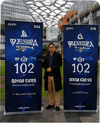 Global Top 102 Traders 배너 사이에 선 이종근 대표